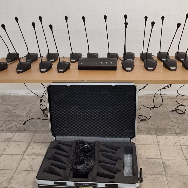 Mala com Central CCS-CCU e 18 Microfones LBB 3330/50 de demonstração